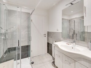 Apartment | Bathroom | Hair dryer, towels