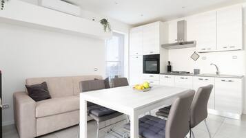 Appartement | Cuisine privée | Réfrigérateur, micro-ondes, four, plaque de cuisson