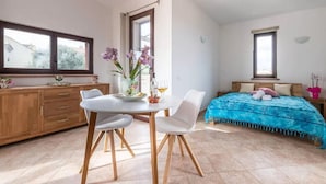 Un dormitorio moderno con una cama, una mesita de noche y una ventana.