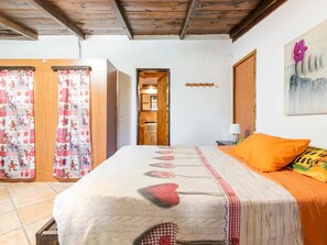 House | 5 bedrooms, individually furnished, bed sheets