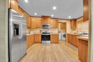 Kylskåp, mikrovågsugn, ugn och spishäll