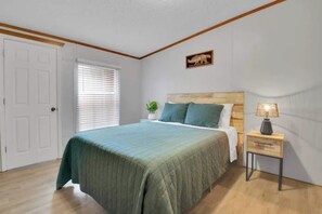 4 makuuhuonetta, silitysrauta/-lauta, vauvan matkasänky, Wi-Fi