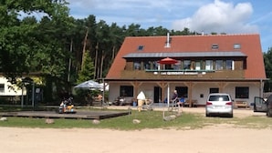A building with a red roof and a sign that reads "Cafe Quisasa Restaurant." - Holiday Home Lalelu Comfortable Vacation Home (Jabel)