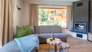 Ein modernes Wohnzimmer mit einer Couch, einem kleinen runden Tisch und einem Kamin.