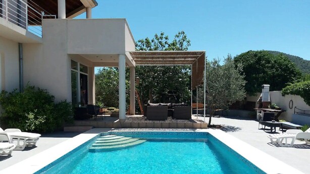 A modern outdoor pool area with a pergola, outdoor seating, and a barbecue setup. - Apartments Villa Dona -two Bedroom Apartment With Shared Swimming Pool (Vela Luka)