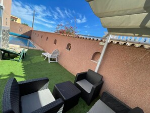 An outdoor patio with artificial grass, wicker furniture, and a swimming pool. - Belvilla by Beautiful Home Costa Blanca (San Fulgencio)