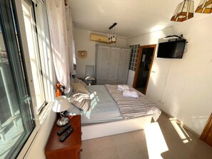 House | 4 bedrooms, individually furnished, iron/ironing board, bed sheets