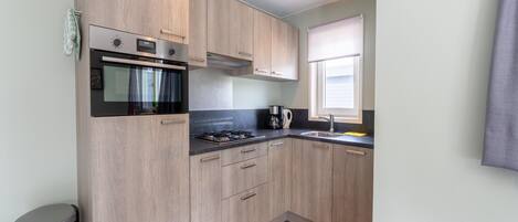 Huis | Privékeuken | Een koelkast, een waterkoker, een kinderstoel