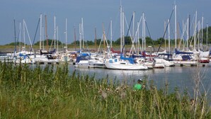 A marina with multiple sailboats docked. - Strandraubernest Comfortable Holiday Residence (Dornum)