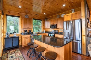 Fridge, microwave, oven, stovetop - Vista Infinita - Luxe Smoky Mountain Cabin (Sevierville)