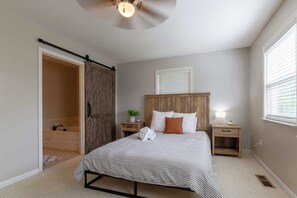 3 bedrooms, desk, WiFi, bed sheets - Lost in the trees - Fire Pit - Private (Sevierville)