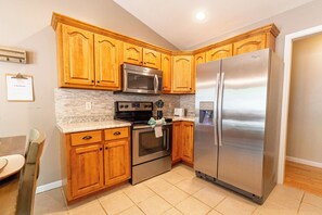 Kylskåp, mikrovågsugn, ugn och spishäll