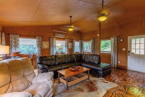 TV, fireplace, video games, offices - Lost in the trees - Fire Pit - Private (Sevierville)