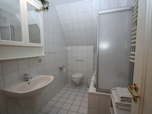 Bathroom - On the old River Modern Retreat (Rostock)
