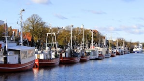 Ein Hafen mit mehreren Booten, die aneinander liegen.