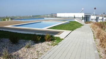Una piscina al aire libre