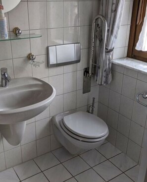 A bathroom with a sink, toilet, and shower. - Amazing Apartment in North Rhine-westphalia (Nordwalde)