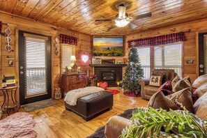 Een televisie en een open haard