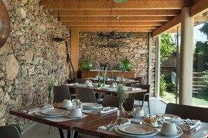 Café da manhã com pratos da culinária local grátis todos os dias
