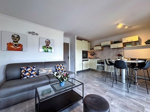 Tv, bordtennisbord, bøger