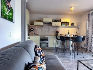 Tv, bordtennisbord, bøger