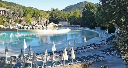 Holiday Apartment 2 swimming pools 1 of which is heated. wifi. Air conditioning