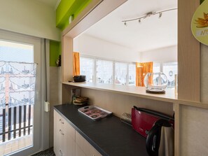 Apartment | Private kitchen | Electric kettle, toaster - Santiago 2-3 Close to the sea and Center (Koksijde)