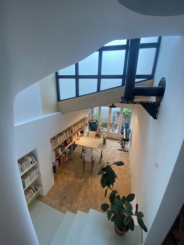 المنشأة من الداخل