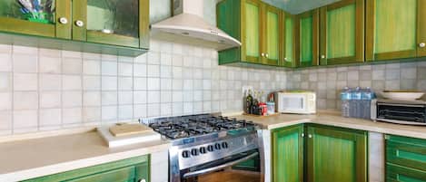 Réfrigérateur, four à micro-ondes, un four, surface de cuisson