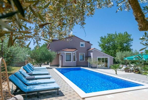 Outdoor pool - Sunshine Comfortable Holiday Residence (Pula)
