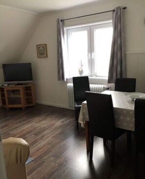 Dining - Hinrichsen Farm Holiday Apartment (Midlum)