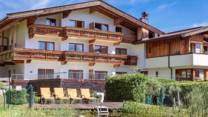 Un hôtel à plusieurs étages doté de balcons en bois et d’un espace piscine.