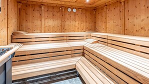 Un sauna avec des bancs en bois et un sol carrelé.