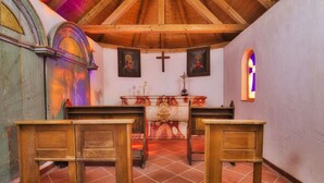 A church interior with wooden pews, a wooden altar, and a cross. - Oberprill Modern Retreat (Loitzendorf)