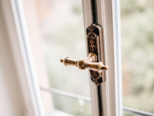 Un pomo de latón en el marco de una ventana.