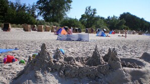 A sandy beach with tents and people in the background. - Nice Apartment in Lubmin (Lubmin)