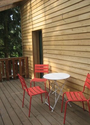 A wooden deck with a table and four chairs. - Nice Apartment in Lubmin (Lubmin)