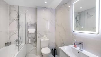 Combined shower/tub, free toiletries, hair dryer, towels