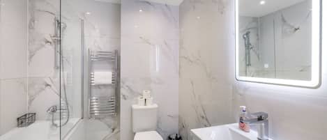 Combined shower/tub, free toiletries, hair dryer, towels