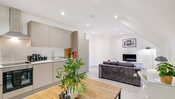 Basic Apartment | Private kitchen | Fridge, oven, stovetop, toaster