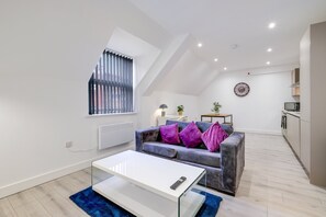 基础公寓 | 起居�区 | 42-英寸智能电视（配备数码频道）、Netflix、流媒体服务