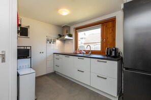 House | Private kitchen | Electric kettle, toaster - Holiday Home in the Heart of Westkapelle (Westkapelle)