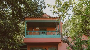 Un bâtiment à deux étages doté d’un balcon, d’une porte et d’une fenêtre.