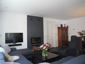 Villa | Living area - Modern Holiday Home With Veranda in Limmen (Limmen)