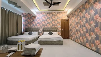 Habitació quàdruple familiar, 2 llits dobles, vistes a la ciutat | Wifi gratuïta i roba de llit