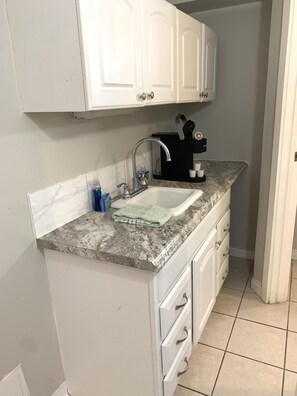 Hair dryer, towels, soap, shampoo - Studio in the middle of Waikiki- 2 minutes to Waikiki Beach (Honolulu)