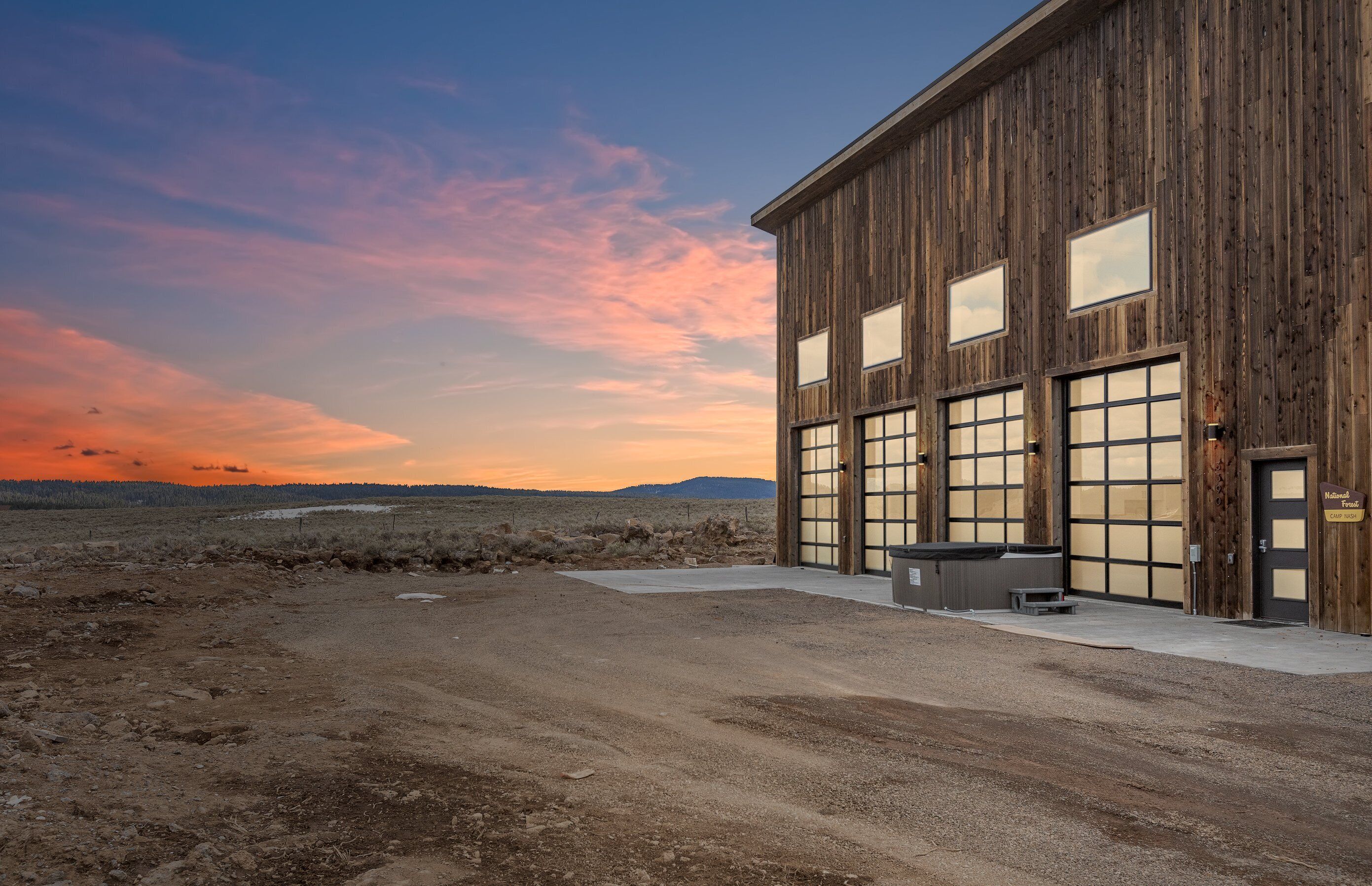 KABINO: New! Huge Garage Doors w/ hot tub, fire pit, pool table Wifi