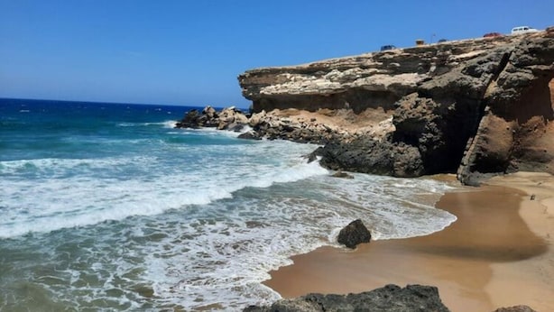 A rocky coastline with waves crashing onto the shore. - Bungalow Villa del Sol (Pajara)