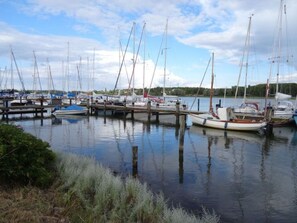 A marina with several boats docked at wooden piers. - Holiday Apartment Itzke 2 (Kappeln)