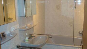 Apartment | Bathroom | Towels